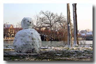 Le bonhomme de neige du lac